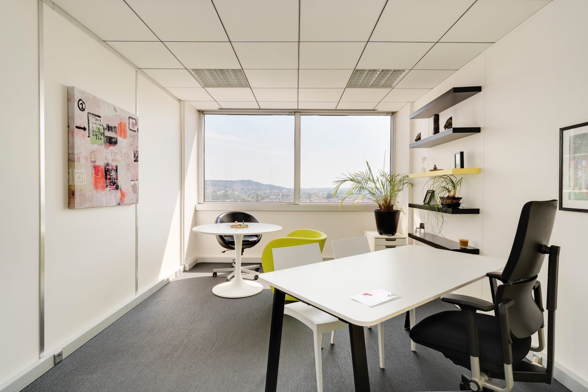 Bureau équipé lumineux avec vue, au centre d'affaires de Nancy