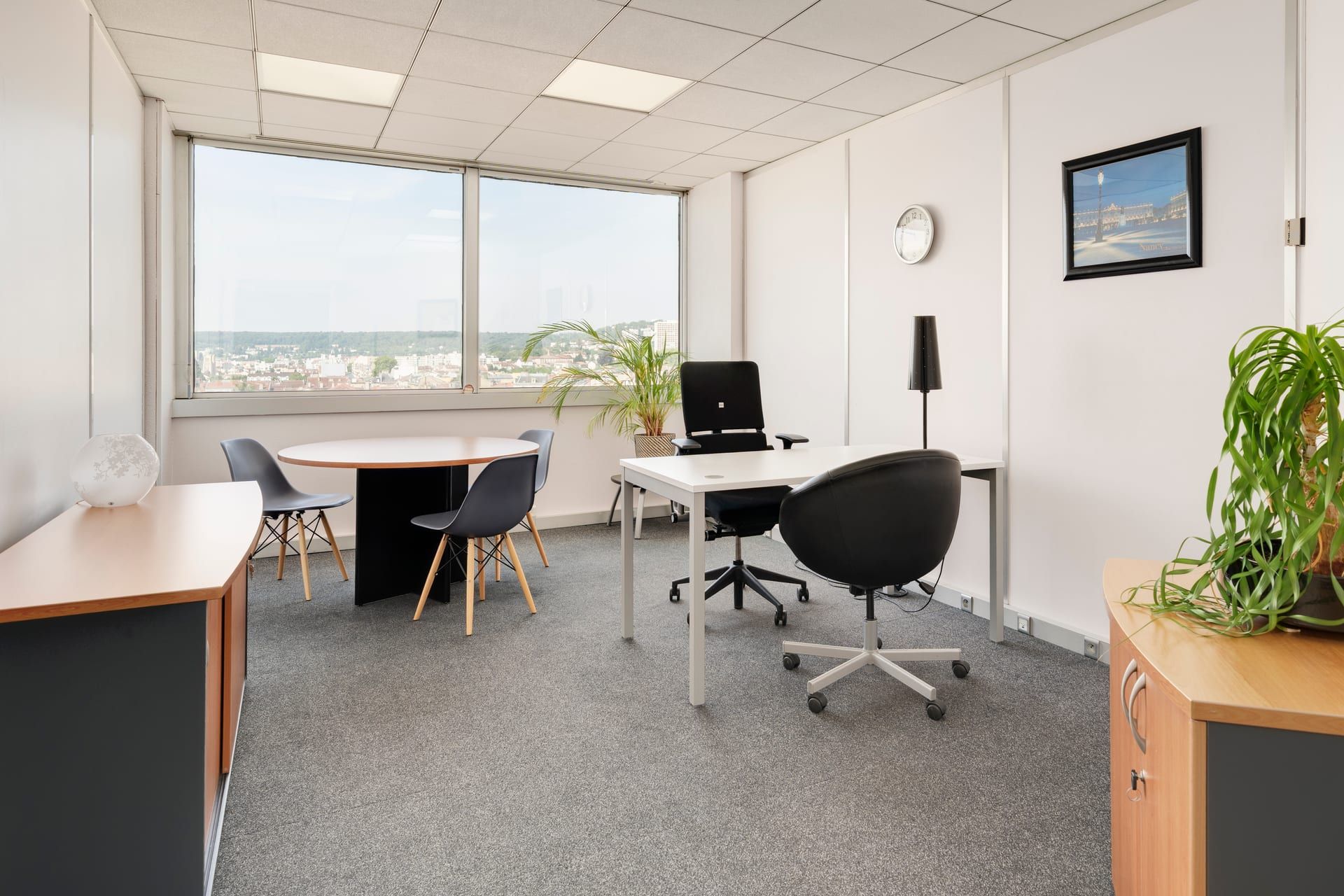 Bureau meublé avec vue sur les toits de Nancy, Tour Thiers