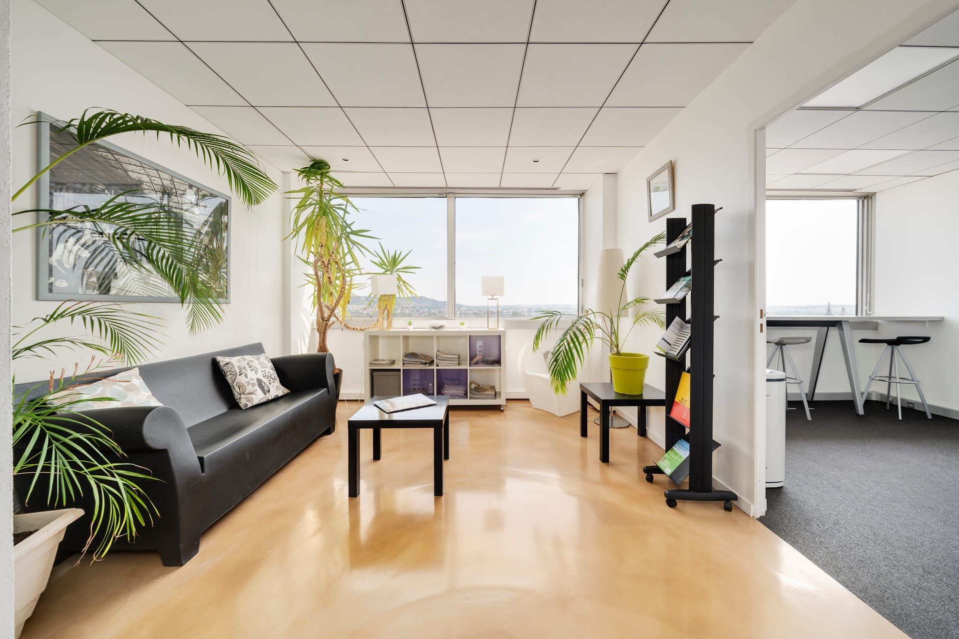 Salon d'accueil avec vue panoramique sur Nancy, au 9e étage de la Tour Thiers