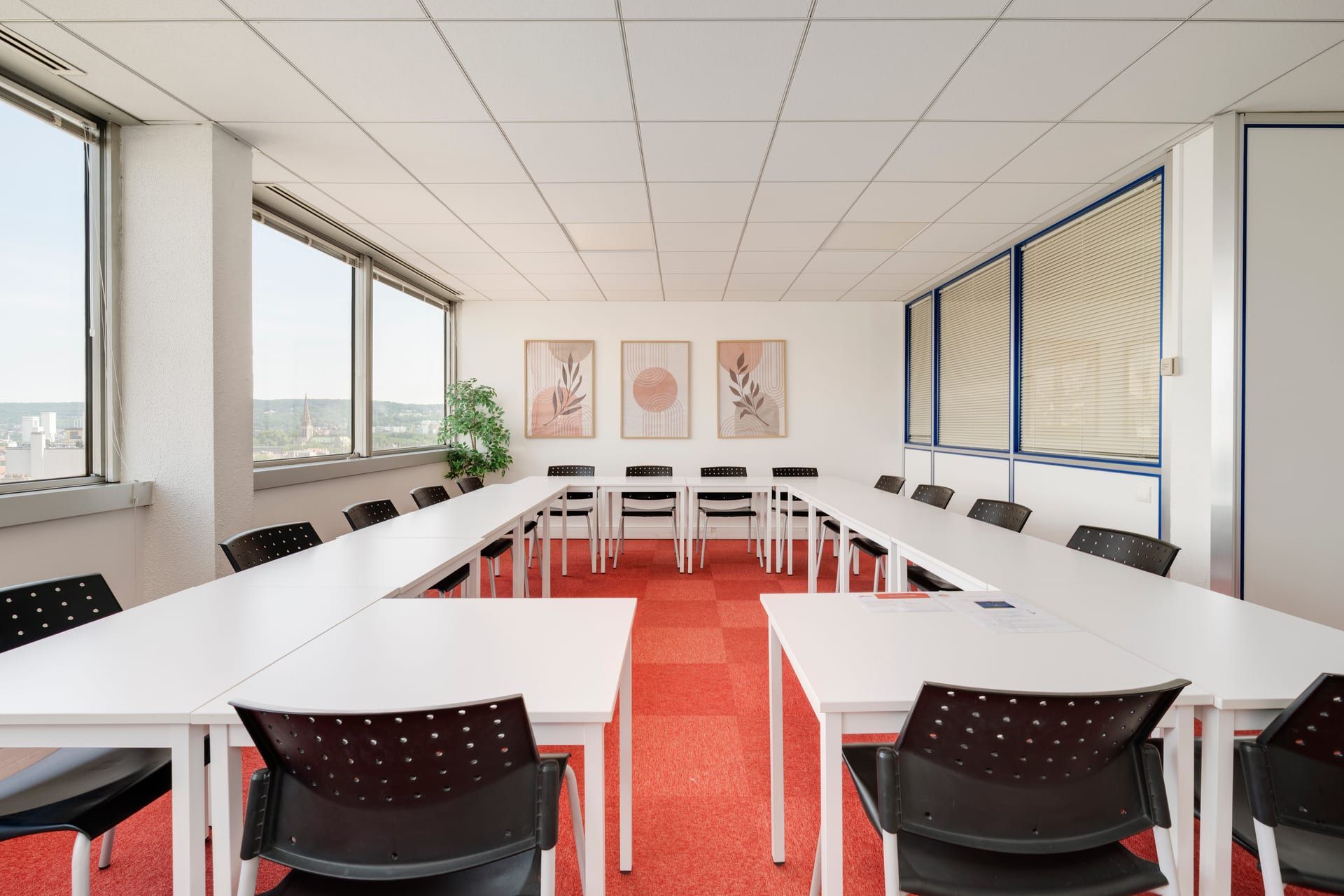 Grande salle de réunion en U au centre d'affaires de Nancy